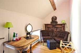 高级双人房 (Nature) | 起居区 | 智能电视