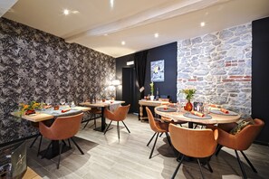 Déjeuner, dîner et souper servis sur place