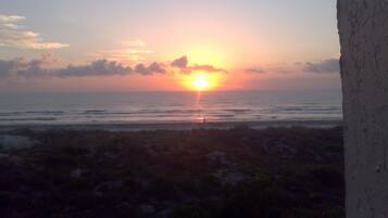 På stranden, liggestole, badehåndklæder