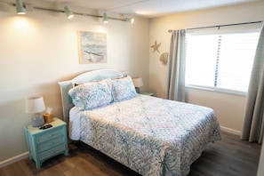 2 bedrooms, desk, iron/ironing board, travel cot - Enjoy ocean sunrises on beautiful Anistasia Island as well as oldest city in USA (St augustine)