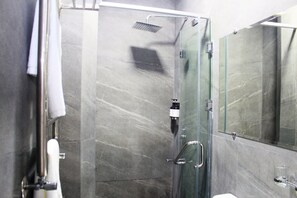 Shower, hair dryer, towels, soap - City Centre Hotel (Tashkent)