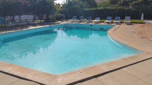 Een seizoensgebonden buitenzwembad