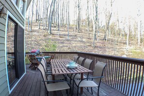 Outdoor dining - Beautiful Cabin with Lake access, hot tub, and all the amenities (Oakland)