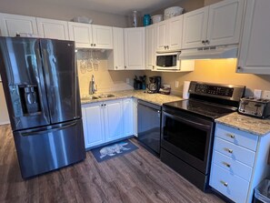 Fridge, microwave, oven, stovetop - 5 Mins to the Resort & Fernie. On the Elk River (Fernie)