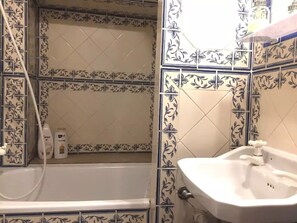 مجففات شعر، مناشف، صابون، ورق حمّام