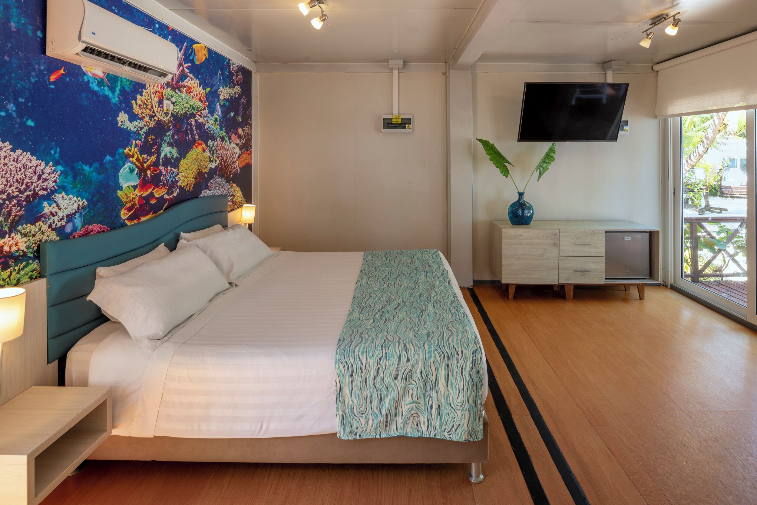 deluxe room | 1 bedroom, minibar, in-room safe, bed sheets
