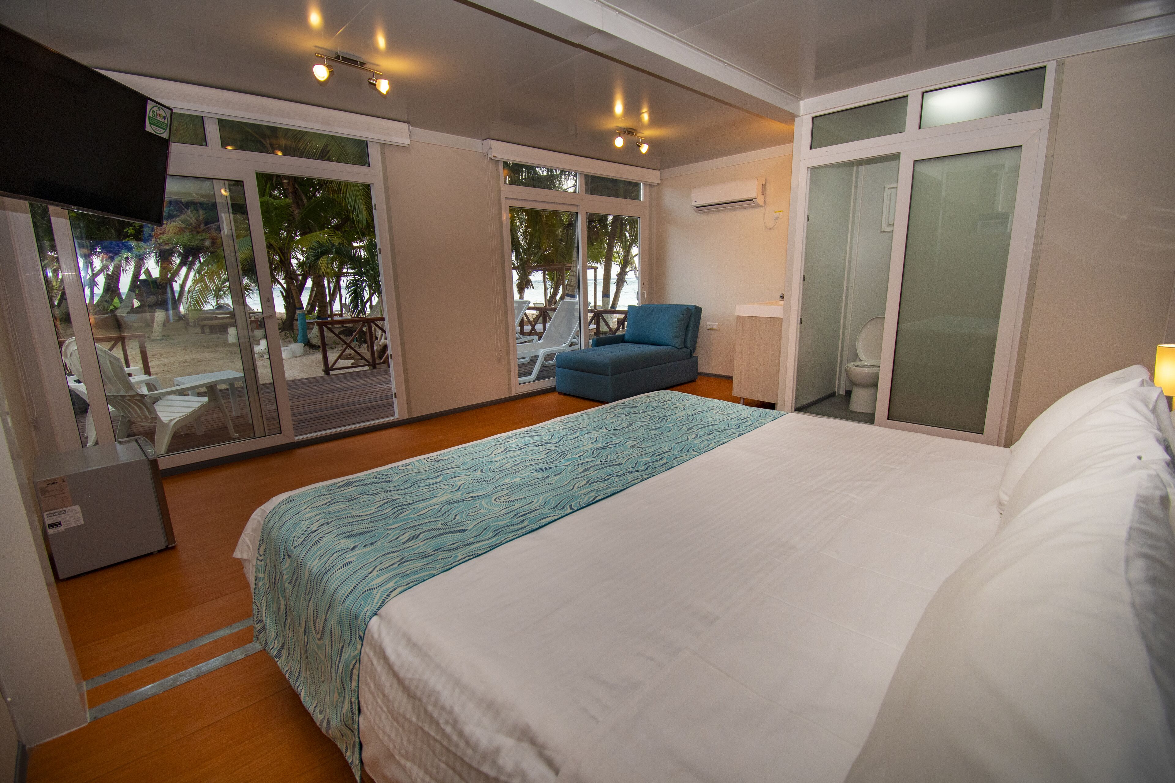deluxe room | 1 bedroom, minibar, in-room safe, bed sheets