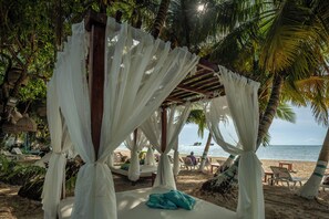 On the beach, white sand - Hotel Reina del Mar By Dorado (San Andrés)