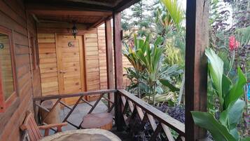 Cabaña exclusiva | Área de sala de estar | Smart TV de 36 pulgadas con canales vía satélite y televisión