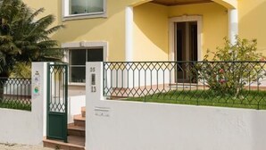 A two-story house with a balcony, a large window, and a door. - Laguna Formosa - Holidays in the Algarve (Faro)