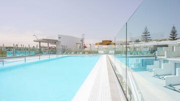 Piscine extérieure, parasols de plage, chaises longues