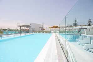 Outdoor pool, open 10:00 AM to 6:00 PM, pool umbrellas, pool loungers - Hotel Taimar (Pajara)