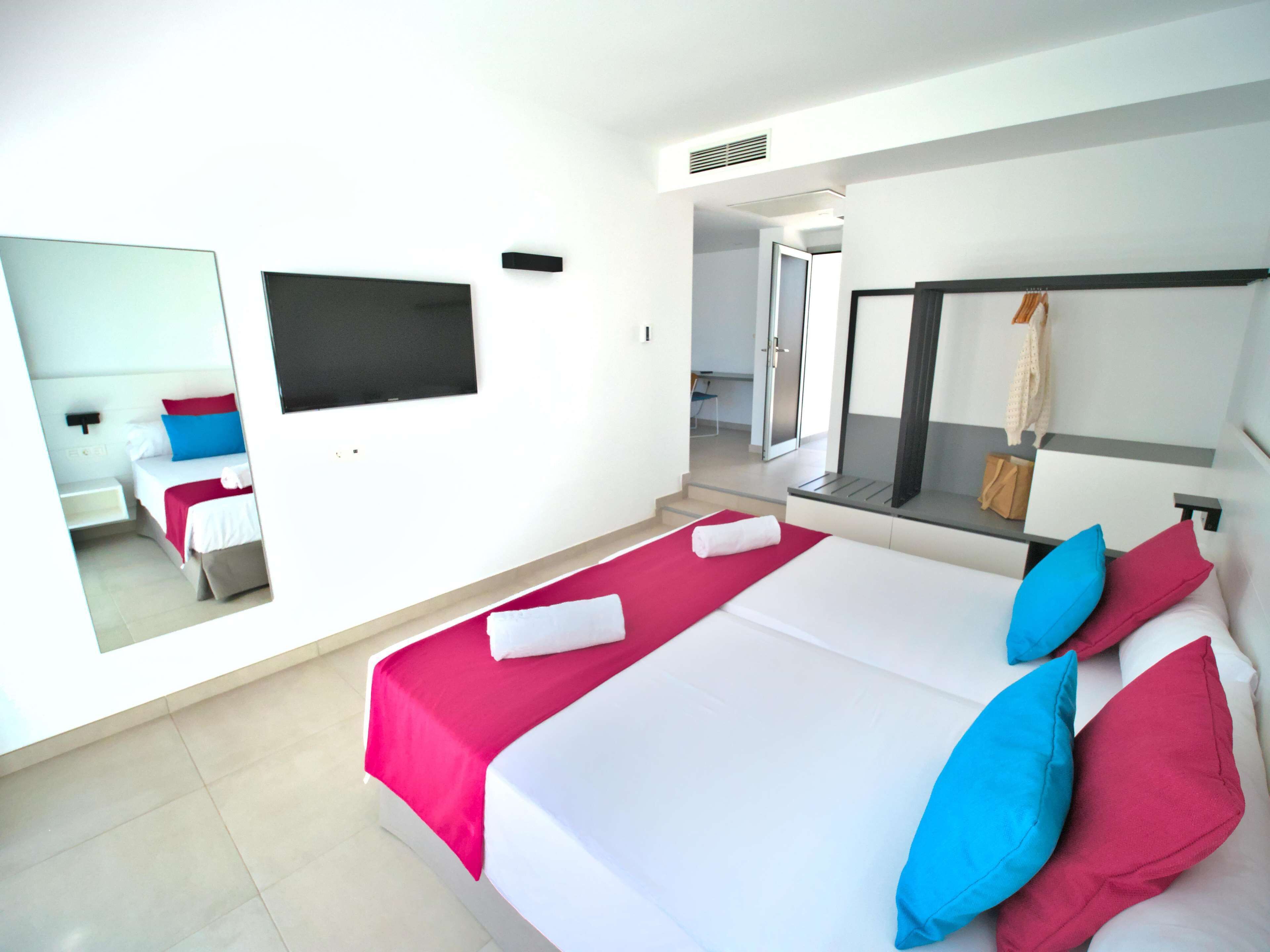 Minibar, desk, soundproofing, WiFi (free)