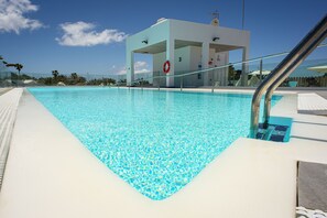 Outdoor pool, open 10:00 AM to 6:00 PM, pool umbrellas, pool loungers - Hotel Taimar (Pajara)