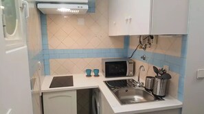 Réfrigérateur, micro-ondes, plaque de cuisson, cafetière/bouilloire