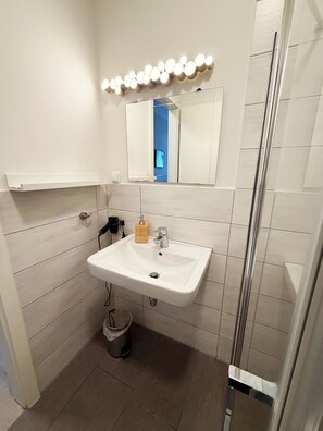 Dusche, Haartrockner, Handtücher, Seife