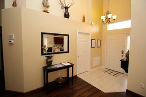 Huvila | Olohuone | LCD-televisio, DVD-soitin