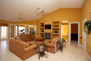 Vila | Ruang keluarga | TV LCD dan pemutar DVD