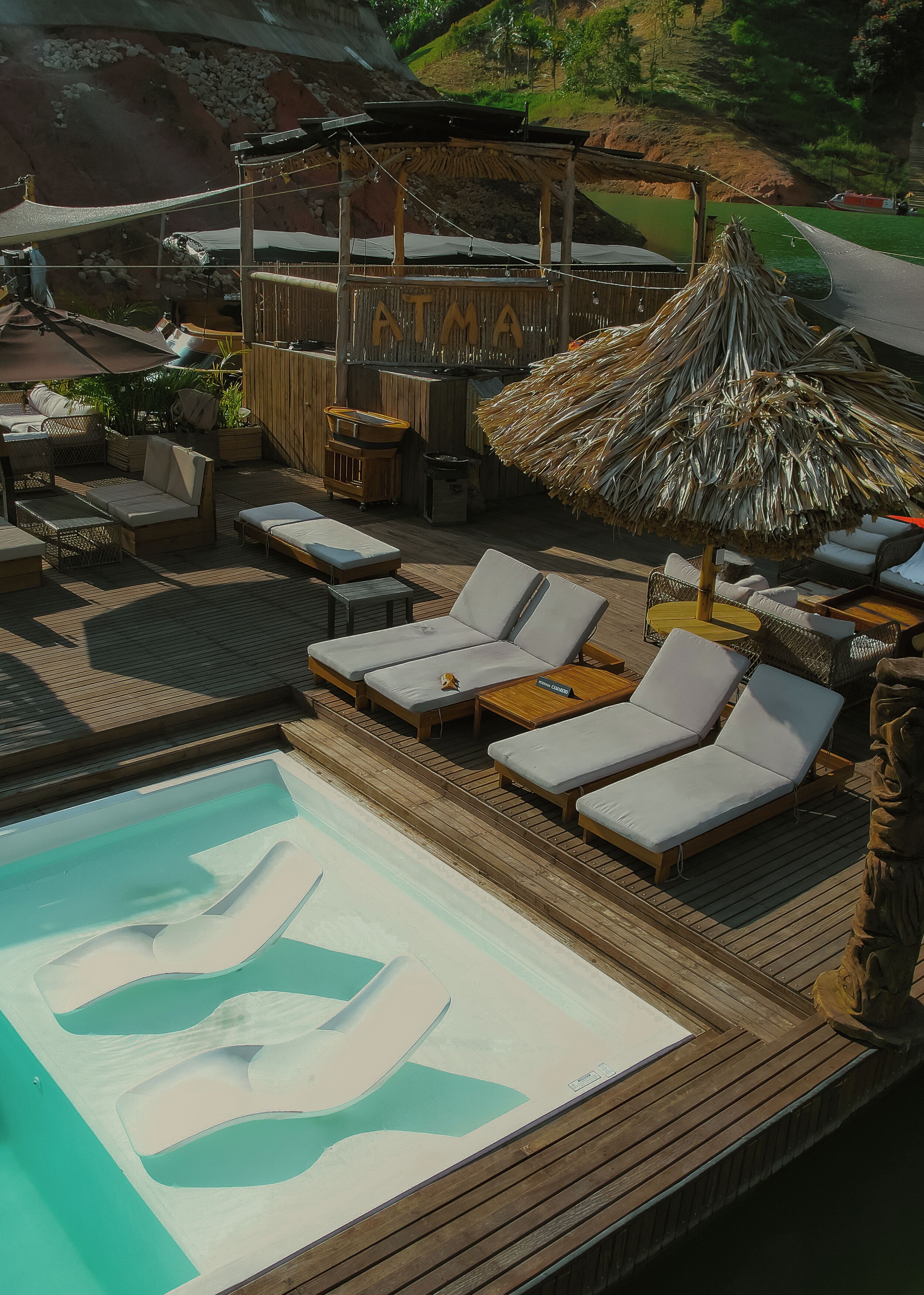 室外游泳池，開放時間為 10:00 至 21:00，提供免費遮陽小屋和泳池遮陽傘