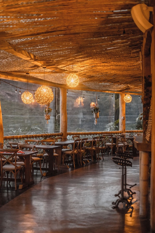 2 restaurants, breakfast, lunch, dinner served; Italian cuisine 