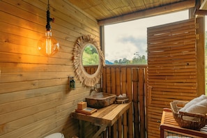 Maloka Villa | Kylpyhuone | Suihku, sadesuihkupää, designer-hygieniatuotteet, pyyhkeet