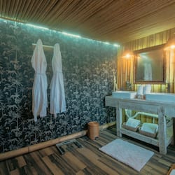 Palace Villa | Salle de bain | Douche, douche à « effet pluie », articles de toilette de luxe
