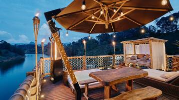 Bamboo Palace Romance | Terraza o patio