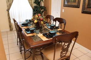 Talo | Yksityinen keittiö | Jääkaappi, mikroaaltouuni, uuni, astianpesukone