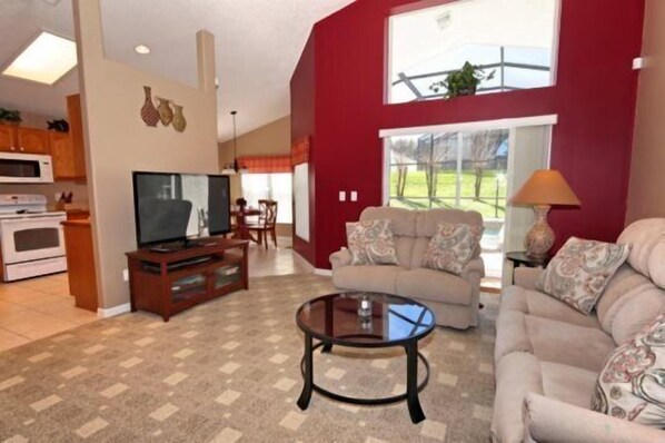 別墅 | 客廳 | 平面電視、壁爐、 DVD 播放機