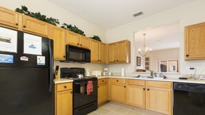 Apartment | Private kitchen | Coffee/tea maker, fridge, microwave, oven - Tropical Paradise (Kissimmee)