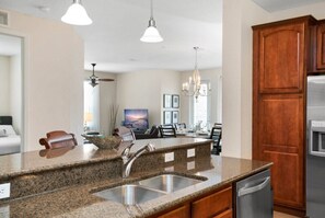 Huoneisto | Yksityinen keittiö | Jääkaappi, mikroaaltouuni, uuni, astianpesukone