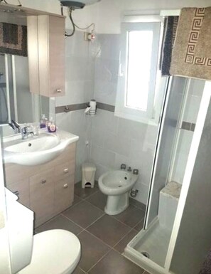 Shower, hair dryer, bidet, towels - Vacation apartment in Porto Torres very close to the sea (Porto Torres)