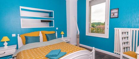 1 室のベッドルーム、デスク、WiFi (無料)、ベッドシーツ