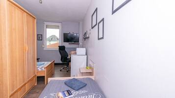 1 bedroom, desk, free WiFi, bed sheets