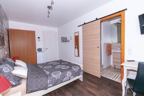 1 slaapkamer, een bureau, gratis wifi, beddengoed