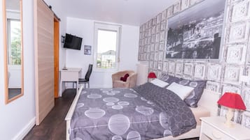 1 bedroom, desk, free WiFi, bed sheets