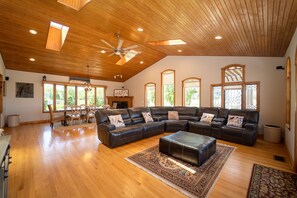 Smart TV, fireplace, DVD player, table tennis - CountryEstate minutes away from South Haven. New lifted children's playhouse '26 (Bangor)