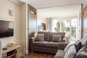 TV, offices - Sea Quest - Short Walk to Alum Chine Beach (Bournemouth)