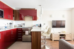 Frigorífico, microondas, horno y placa de cocina