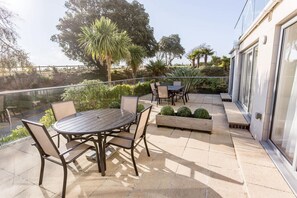 Outdoor dining - Sea Quest - Short Walk to Alum Chine Beach (Bournemouth)