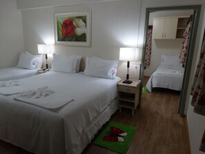 Minibar, decoración personalizada, muebles diferentes y escritorio 