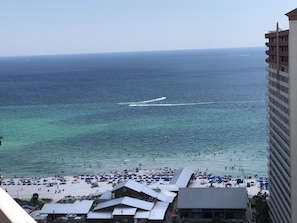 Playa en los alrededores, camastros y toallas de playa