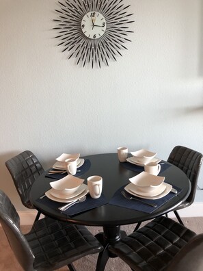 Dining - Luxury all the way! Waterfront 2BDR 2BTH condo (Panama City Beach)