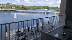 Un balcone con vista su un lago, un molo e un gazebo.