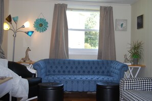 Una televisión, un reproductor de DVD, una videoteca