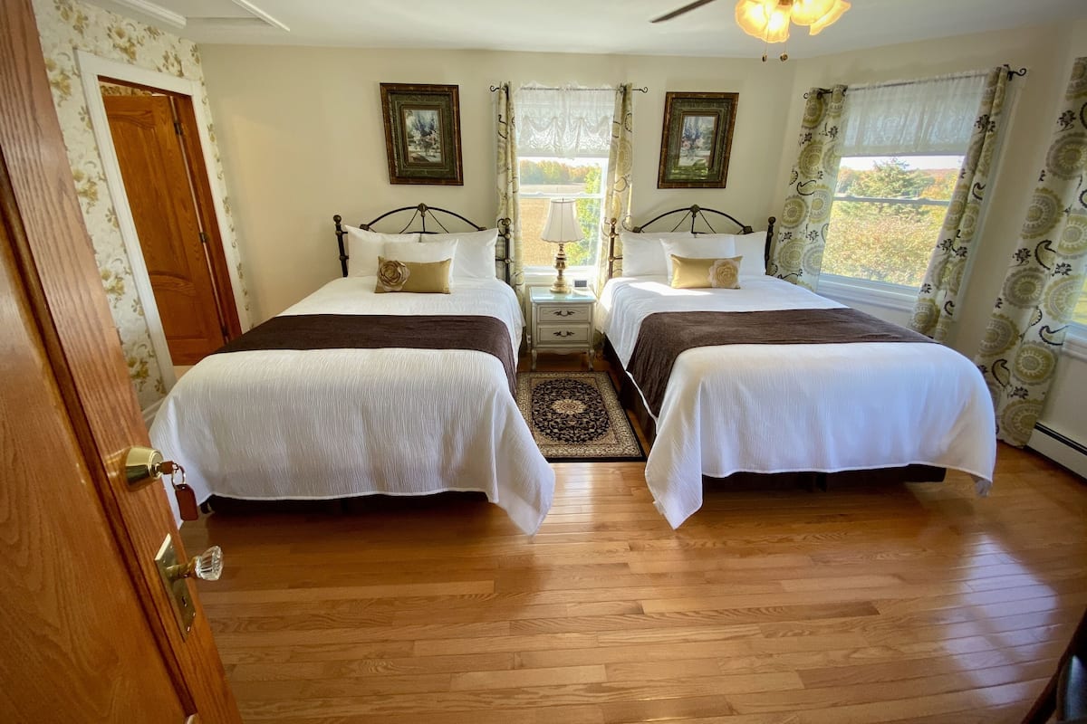 Deluxe Double Room, Ensuite, Lake View (The Golden Sunset Room) | Pillow-top beds, individually decorated, individually furnished, desk
