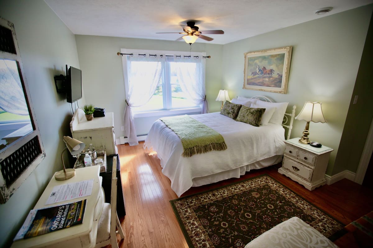Deluxe Double Room, Ensuite (The Field of Dreams) | Pillow-top beds, individually decorated, individually furnished, desk