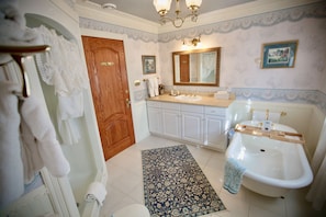 Bathroom - Twin Peaks Bed & Breakfast (Central Manitoulin)