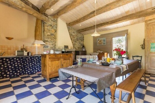 Een kookplaat, kookgerei, borden en bestek