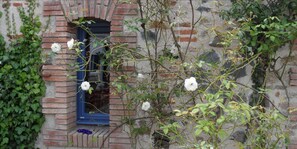 Exterior detail - La Maison des Landes (Gorges)